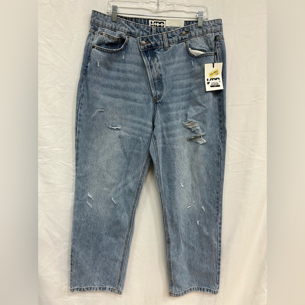 Light Wash Straight Leg Womens Jeans - Picture 4 of 12